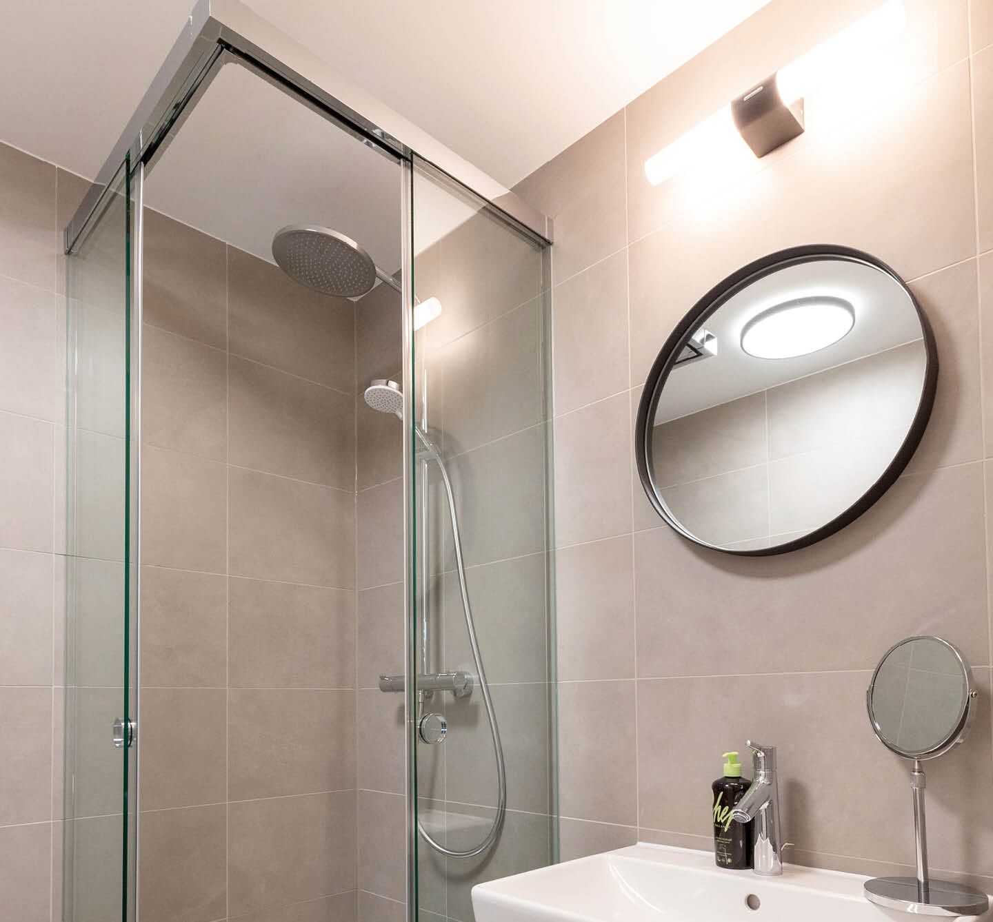 Kamar | Kamar mandi | Shower, perlengkapan mandi gratis, pengering rambut, dan handuk