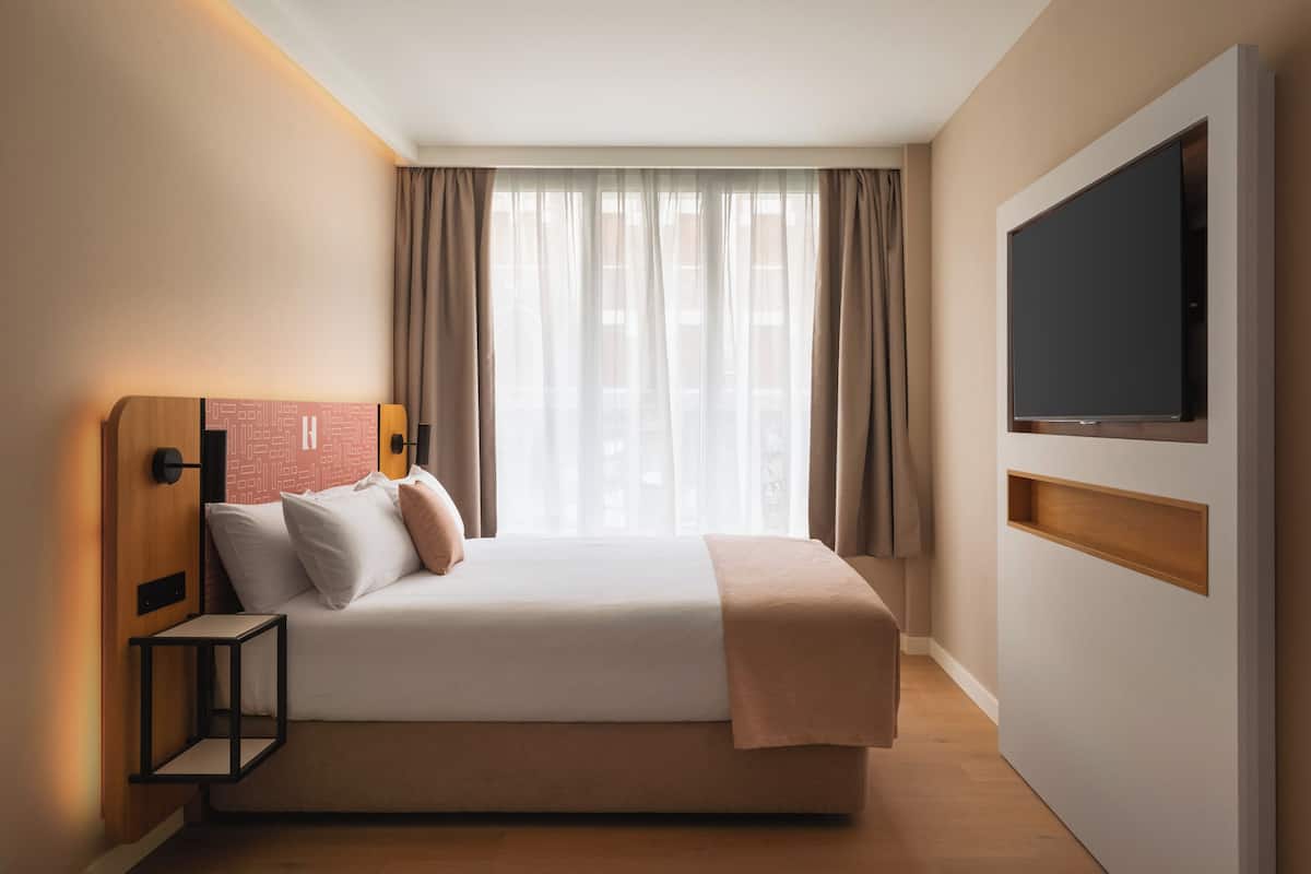 Escritorio, espacio para trabajar con un portátil, cortinas opacas