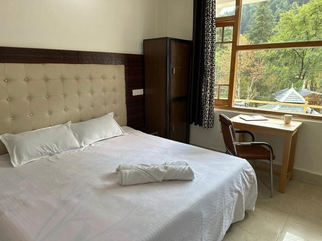 Standard-Doppelzimmer, Balkon, Bergblick | Schreibtisch, laptopgeeigneter Arbeitsplatz, kostenloses WLAN
