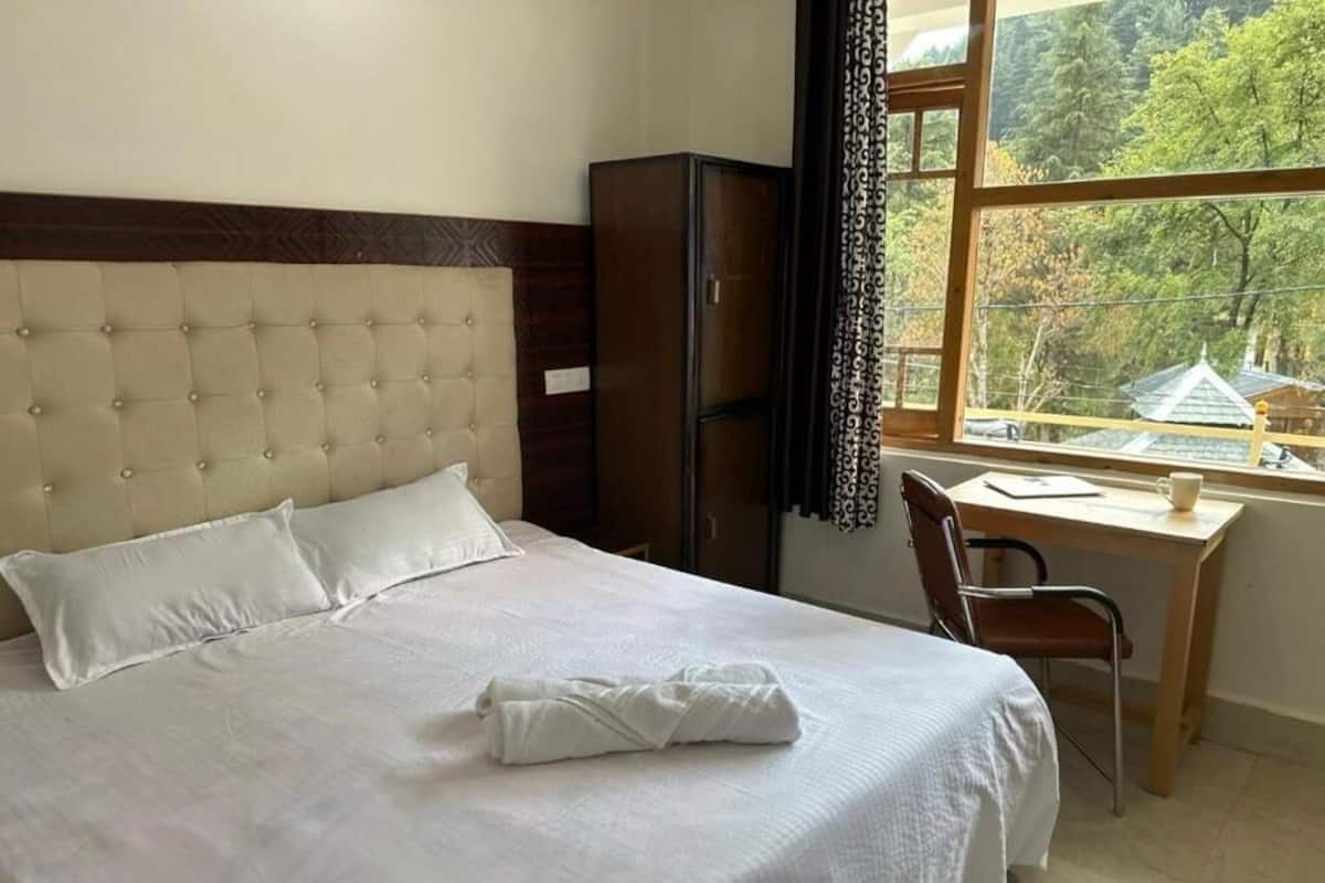 Habitación doble estándar, balcón, vista a la montaña | Escritorio, espacio para trabajar con laptop y wifi gratis