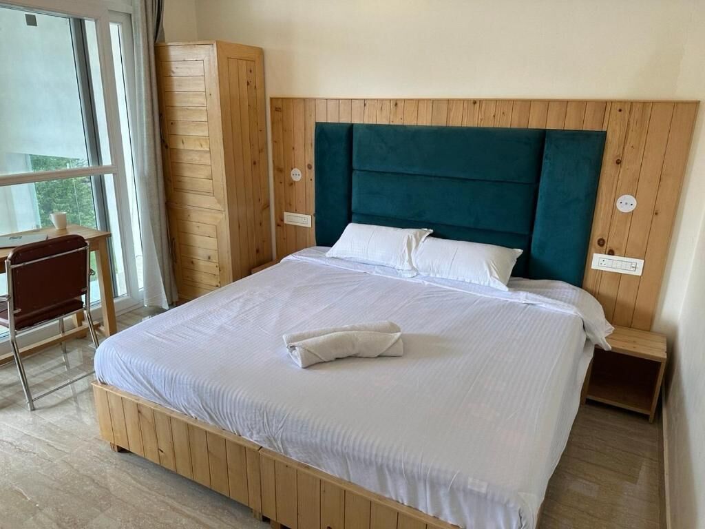 Comfort-Doppelzimmer, Bergblick | Schreibtisch, laptopgeeigneter Arbeitsplatz, kostenloses WLAN