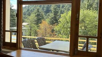 Standard Double Room, Balcony, Mountain View | Dining