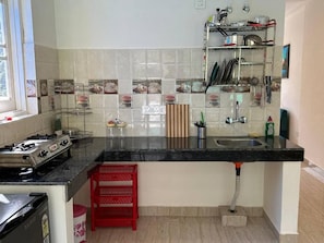 Suíte família, sacada, vista para a montanha | Cozinha privada | Frigobar, cooktop, talheres/pratos/utensílios de cozinha