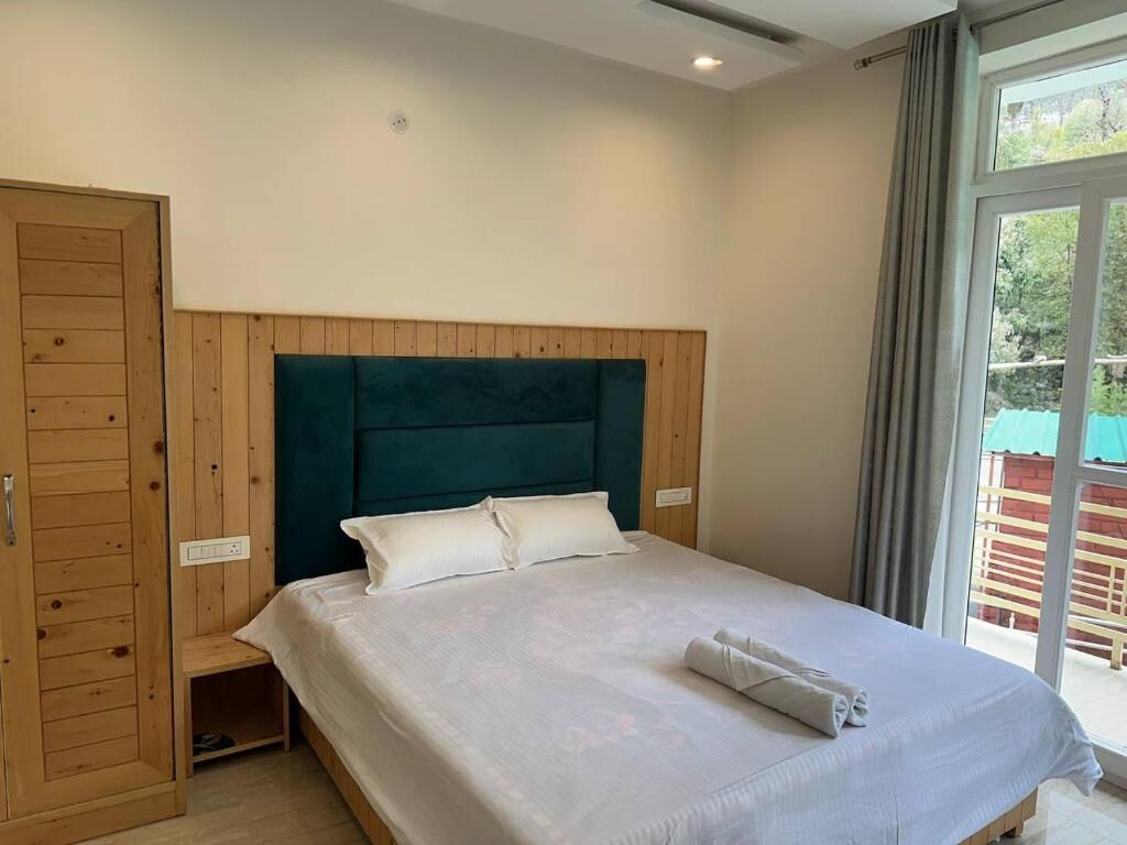 Deluxe-Doppelzimmer, Balkon, Bergblick | Schreibtisch, laptopgeeigneter Arbeitsplatz, kostenloses WLAN