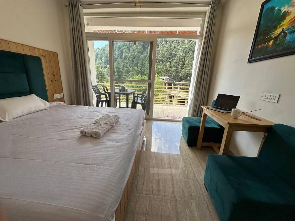Familien-Suite, Balkon, Bergblick | Schreibtisch, laptopgeeigneter Arbeitsplatz, kostenloses WLAN