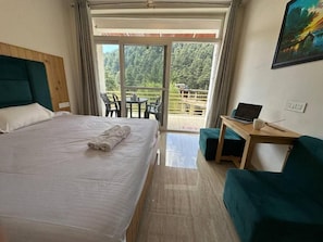 Familien-Suite, Balkon, Bergblick | Schreibtisch, laptopgeeigneter Arbeitsplatz, kostenloses WLAN