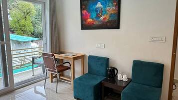 Deluxe Double Room, Balcony, Mountain View | Living area