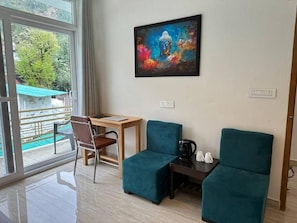 Deluxe-Doppelzimmer, Balkon, Bergblick | Wohnbereich