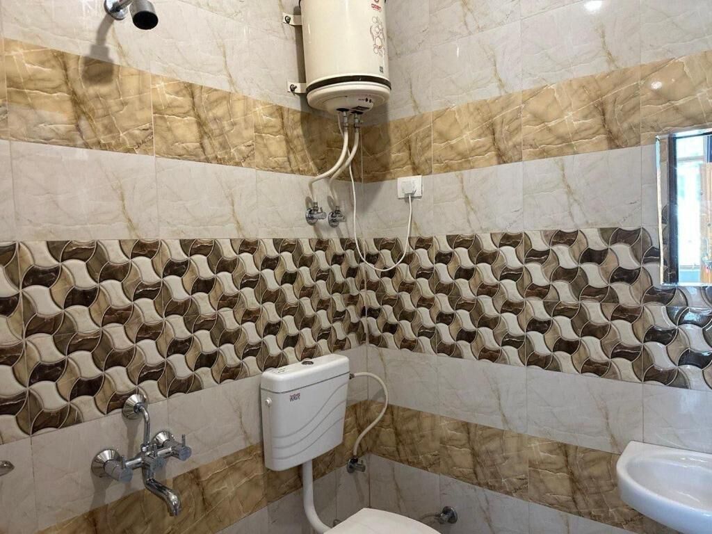 Economy Double Room | Bathroom | Shower, towels