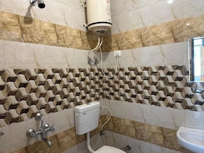 Economy-Doppelzimmer | Badezimmer | Dusche, Handtücher