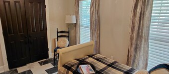 Charming three bedroom woodland retreat with chef kitchen and spa tub.