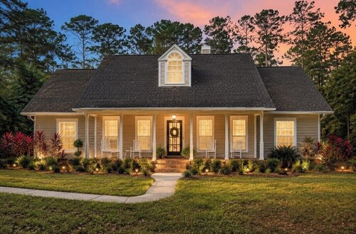 Charming three bedroom woodland retreat with chef kitchen and spa tub.