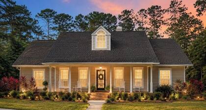 Charming three bedroom woodland retreat with chef kitchen and spa tub.