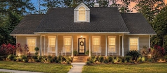 Charming three bedroom woodland retreat with chef kitchen and spa tub.