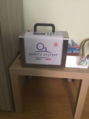 Ein tragbares Sanitärsystem mit dem Aufdruck 'O3 SANITY SYSTEM' auf einer Holztischplatte.