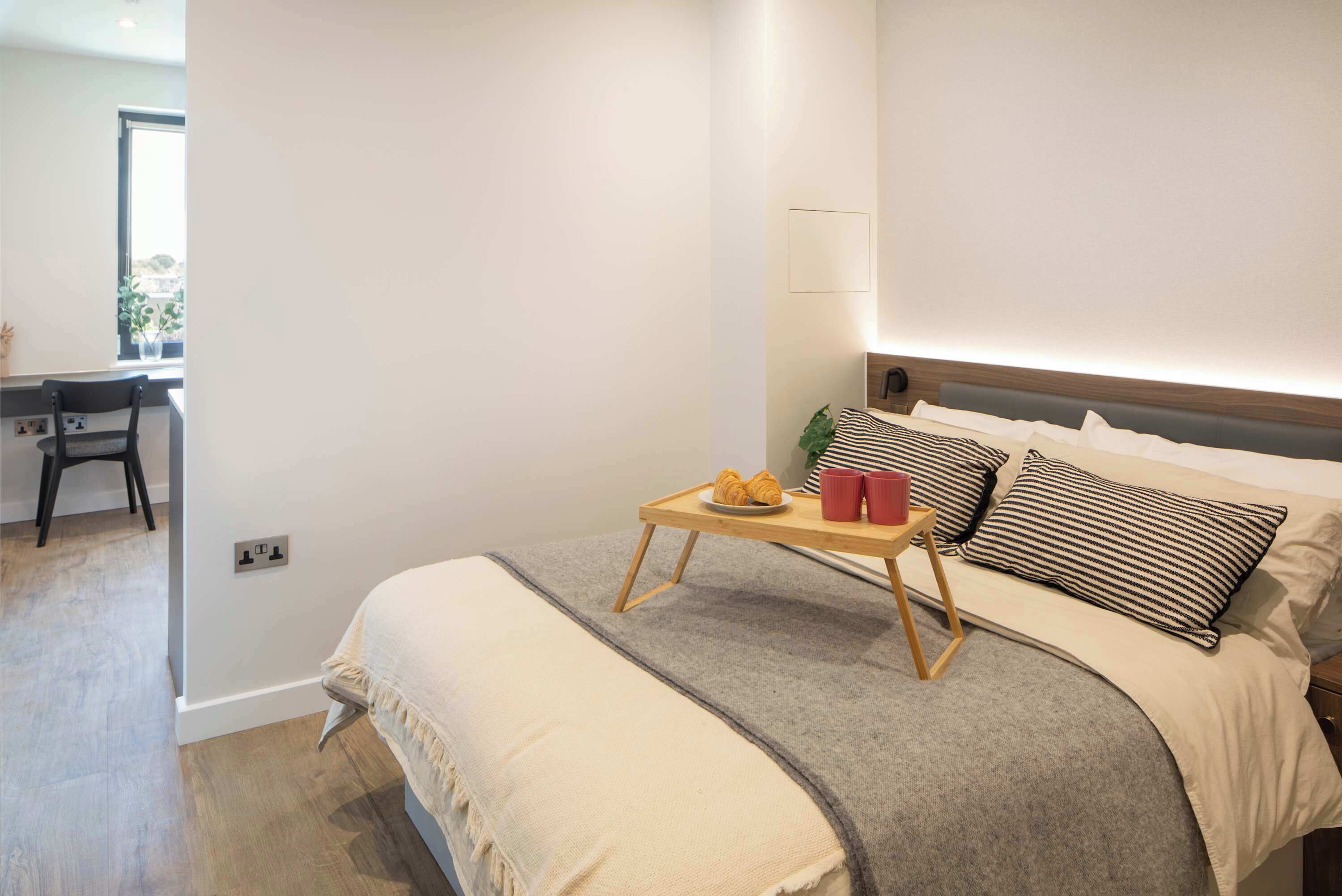 Desk, WiFi, bed sheets