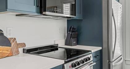 Central Studio walkable to grocery store, green belt, restaurants, gym, park and much more