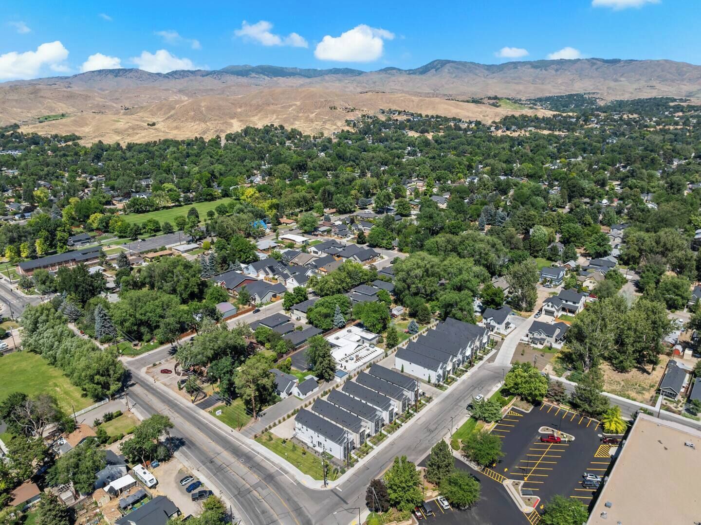 Un quartier résidentiel avec des maisons, des rues et un parking.