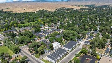 Un quartier résidentiel avec des maisons, des rues et un parking.