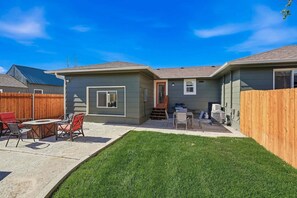 Outdoor dining - Central Boise Getaway, Walkable, Firepit, Grill, Newly Remodeled (Boise)