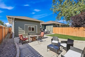 Outdoor dining - Central Boise Getaway, Walkable, Firepit, Grill, Newly Remodeled (Boise)