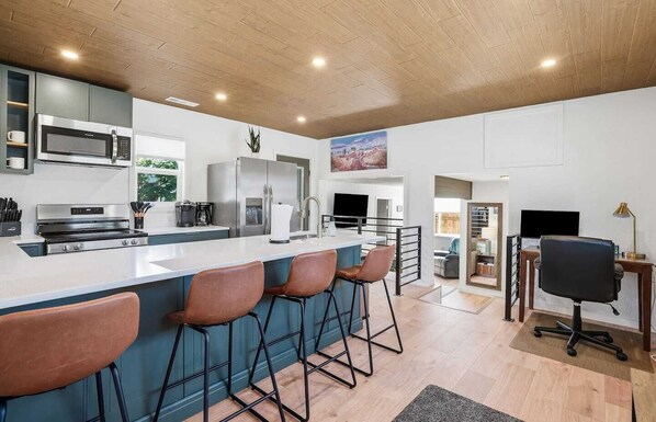 Private kitchen - Central Boise Getaway, Walkable, Firepit, Grill, Newly Remodeled (Boise)
