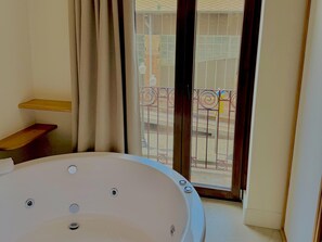 House | Bathroom - Quadruple Market Apartment With Jacuzzi (Alicante)