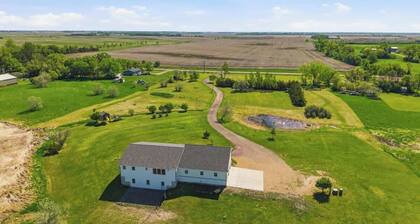5 Acres & 6 Bedrooms, Country Living Near Aberdeen