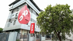 Un edificio con un logotipo rojo llamativo y señalización que indica que es una estación de trenes del Sur.