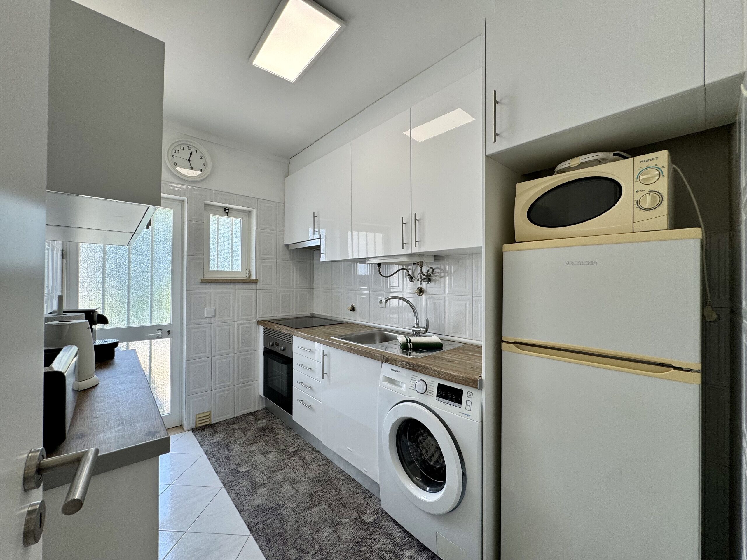Coffee/tea maker, microwave, dishwasher