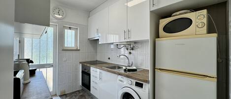 Coffee/tea maker, microwave, dishwasher