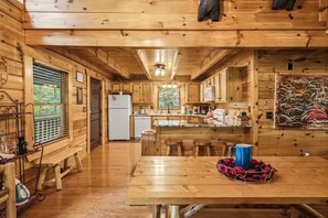 Private kitchen - Marigold's Mountain Memories (Gatlinburg)
