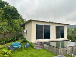 2 kolam renang terbuka 
