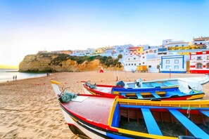 A beach with colorful boats and buildings in the background. - Villa Louisa - Garden Villa, Carvoeiro (Carvoeiro)