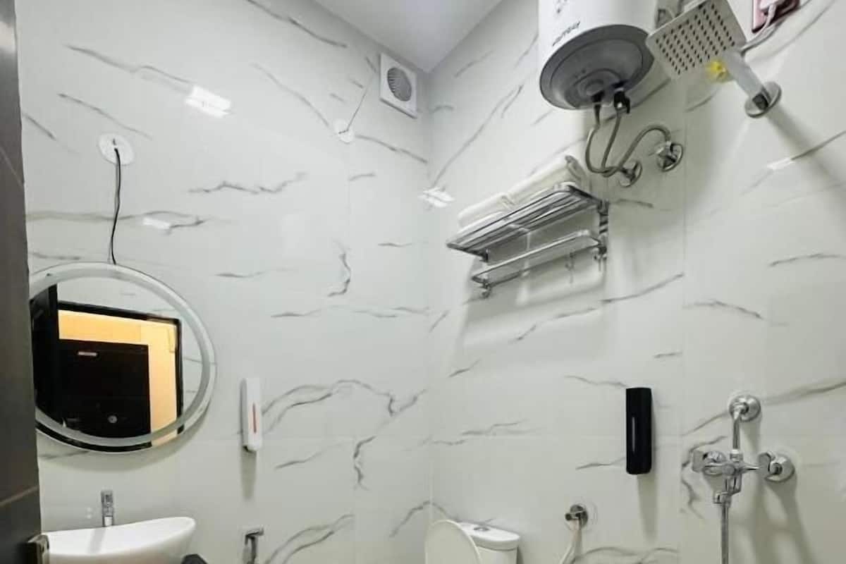 Regadera, amenidades de baño gratuitas, toallas, jabón