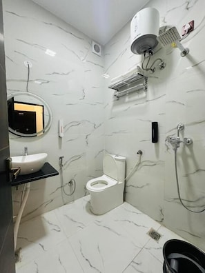 Regadera, amenidades de baño gratuitas, toallas, jabón