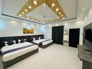 Quarto casal luxo, sacada, vista para a montanha | Cofres nos quartos, cortinas blackout, Wi-Fi de cortesia