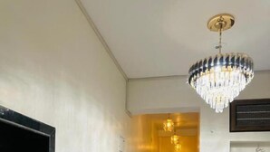 A hallway with a chandelier, a door, and a staircase. - HOTEL PANNA HAVELI (Amer)