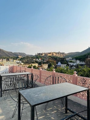 Habitación doble Deluxe, balcón, vista a la montaña | Restaurante al aire libre
