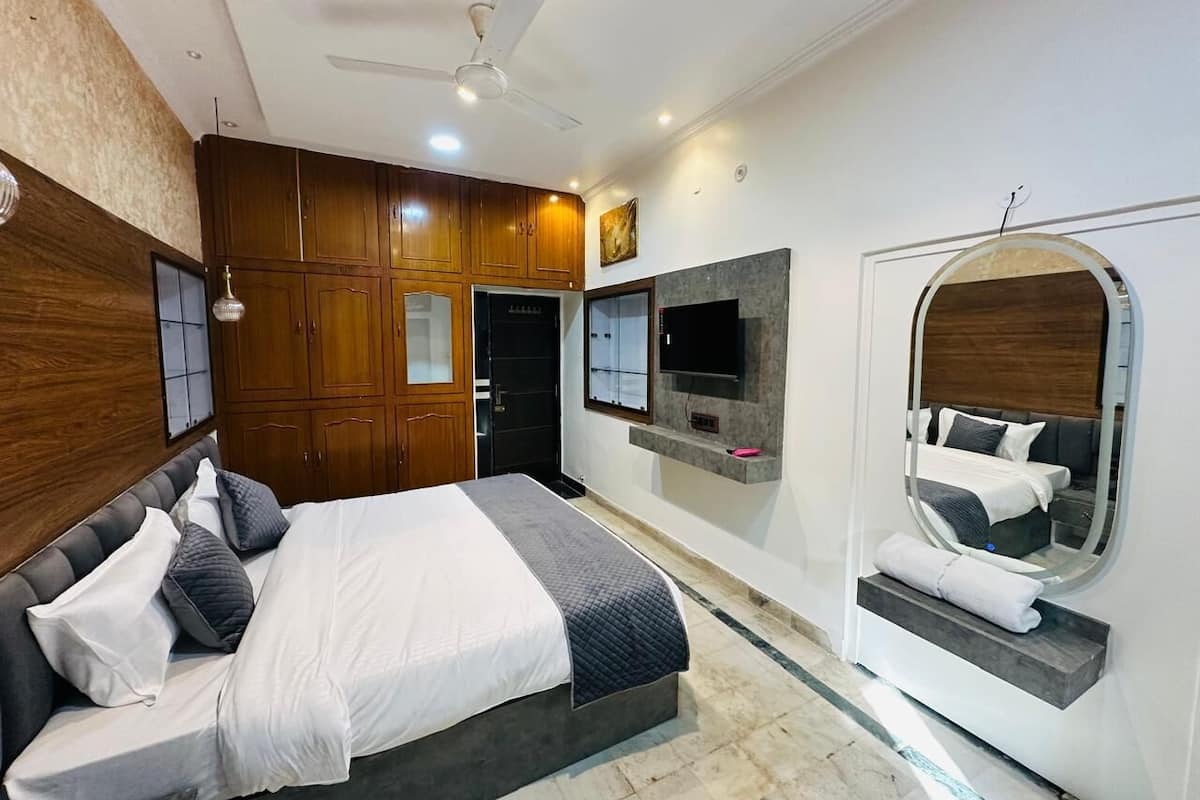 Memory-foam beds, in-room safe, blackout curtains, free WiFi
