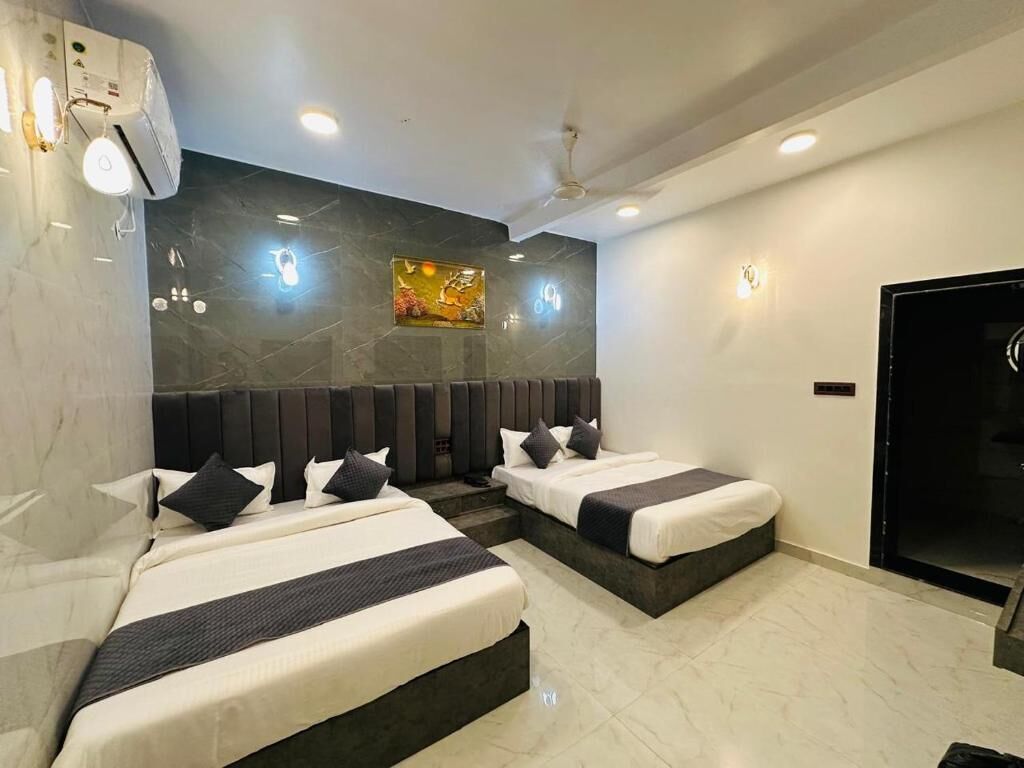 Cofres nos quartos, cortinas blackout, Wi-Fi de cortesia