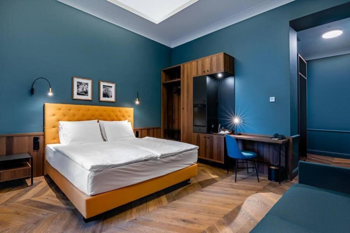 Ropa de cama de alta calidad, colchones con efecto memoria y minibar 