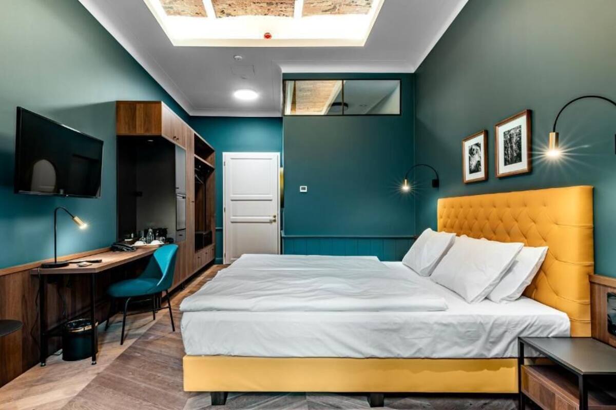 Ropa de cama de alta calidad, colchones con efecto memoria y minibar 