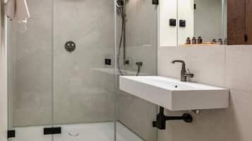 Deluxe kamer, 1 twee- of 2 eenpersoonsbedden | Badkamer | Gratis toiletartikelen, een haardroger, handdoeken, zeep