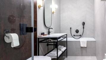 Executive tweepersoonskamer | Badkamer | Gratis toiletartikelen, een haardroger, handdoeken, zeep