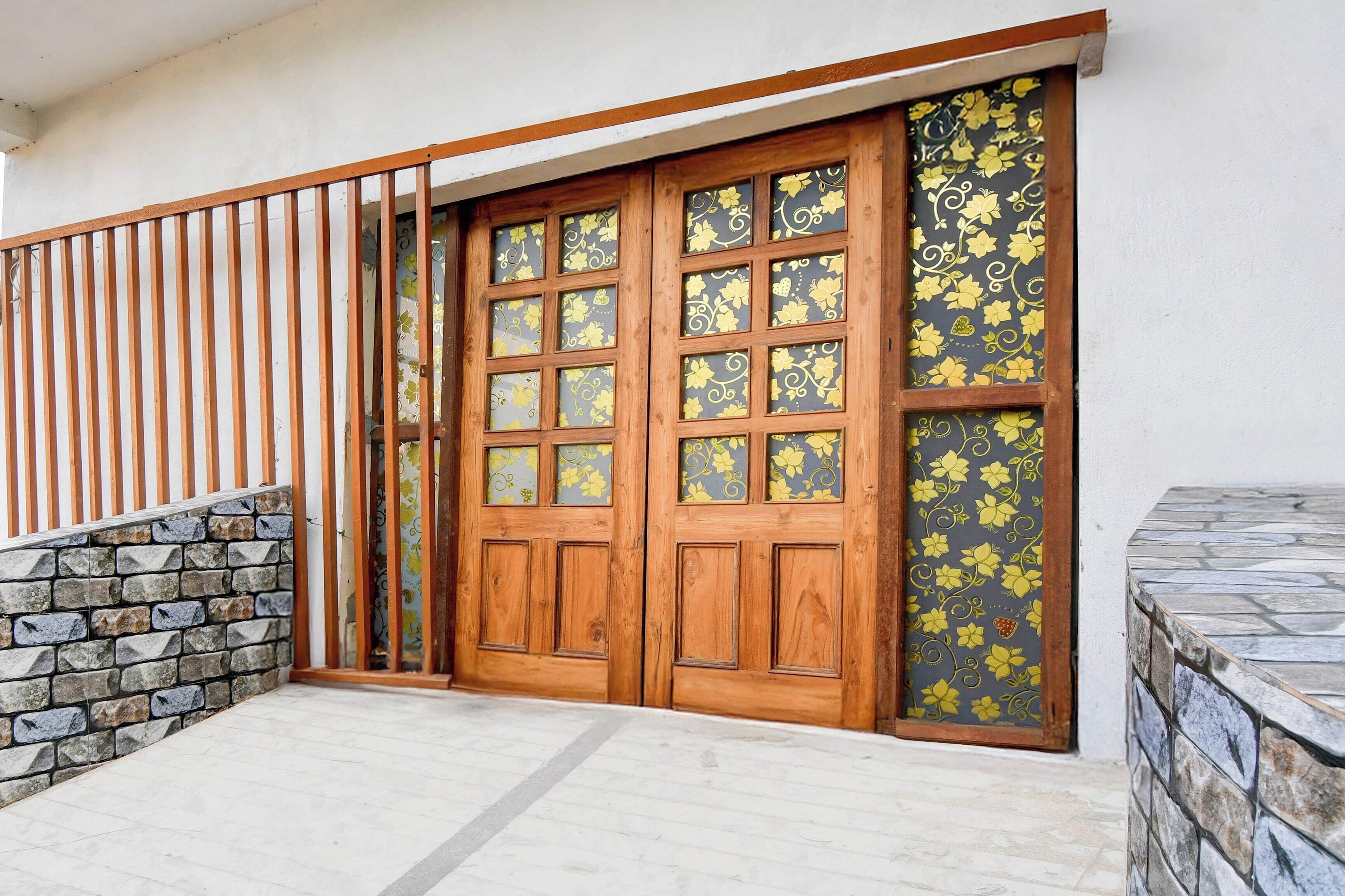 Una puerta de madera con paneles de vidrio y un diseño decorativo.