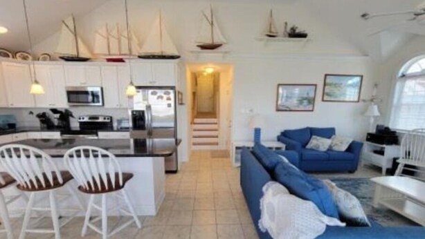 Smart TV, fireplace, books - Ocean City 4BR Retreat - Top Floor/ Walk to Beach / Sleeps 11 (Ocean City)