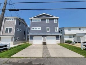Exterior - Ocean City 4BR Retreat - Top Floor/ Walk to Beach / Sleeps 11 (Ocean City)