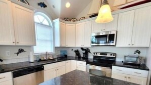 Coffee/tea maker, fridge, microwave, oven - Ocean City 4BR Retreat - Top Floor/ Walk to Beach / Sleeps 11 (Ocean City)