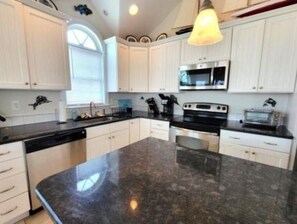 Private kitchen - Ocean City 4BR Retreat - Top Floor/ Walk to Beach / Sleeps 11 (Ocean City)